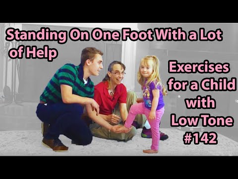 Видео: # 142 Стоять на одной ноге с большой помощью: упражнения для ребенка с низким тонусом