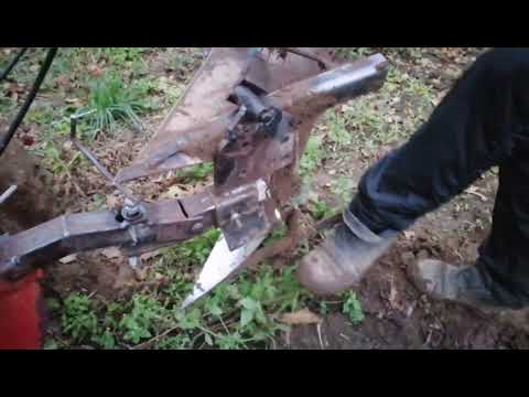 Видео: самодельный оборотный плуг к А-ля мотоблоку в работе
