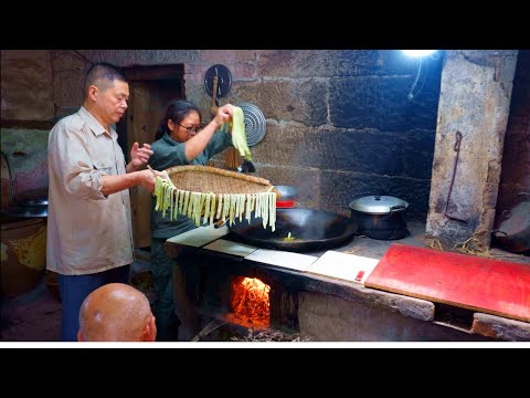 Видео: 5 часов, чтобы сделать самую острую китайскую лапшу | Традиционная сельская жизнь