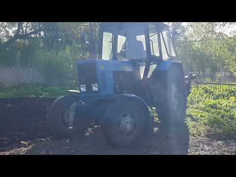 Видео: Вспашка огорода трактором