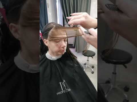 Видео: Как стричь лесенку у лица? Часть 1 стрижка на длинные волосы.
