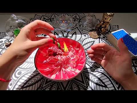 Видео: Мужчина вам судьбой предначертанный 🕊️🩷 точное гадание на воске 200%