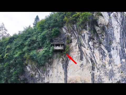 Видео: В Чунцине нашли деревянный дом, висящий на скале. Это так страшно.
