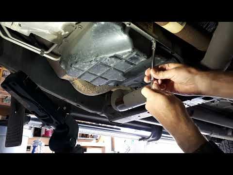 Видео: Как заменить трансмиссионную жидкость в Ram 1500 2012 года