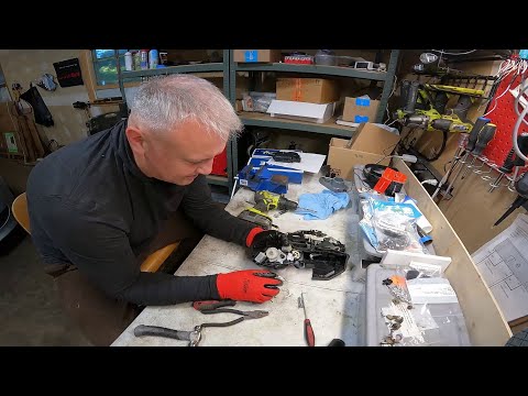 Видео: BMW X5 E70. Разбираю замок пассажирской двери просто так. re-live