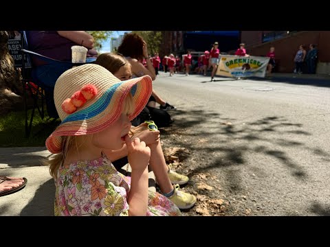 Видео: Уткнулись в парад школьных оркестров