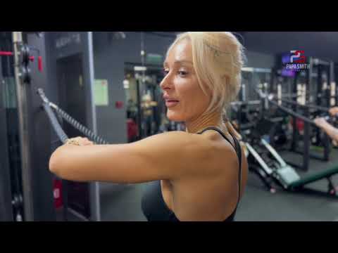 Видео: Девушкам качать дельту просто. Перенимайте опыт абсолютной чемпионки фитнес бикини. 