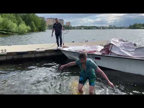 Видео: спуск на воду катера на подводных крыльях Волга