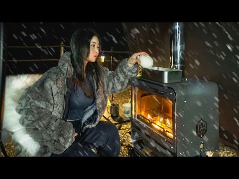 Видео: [SUB] Снежный кемпинг в деревянном камине внутри палатки TP. 400 м. Solo Camping Vlog.