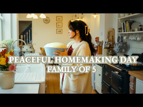 Видео: Целый день домашним хозяйством в нашем коттедже | Выпечка хлеба, приготовление джема и семья из 5...