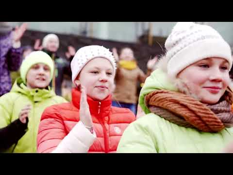 Видео: Флешмоб "Вместе весело шагать" солист Артемий Турлаков (у БКЗ "Октябрьский")