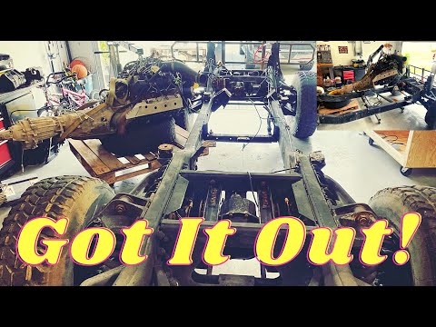 Видео: Снятие двигателя Humvee