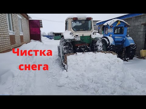 Видео: Чистим снег трактором ЮМЗ.