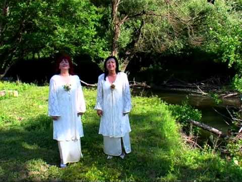 Видео: Златка и Ирина Ставреви- Снощи ходих в Бродилово село