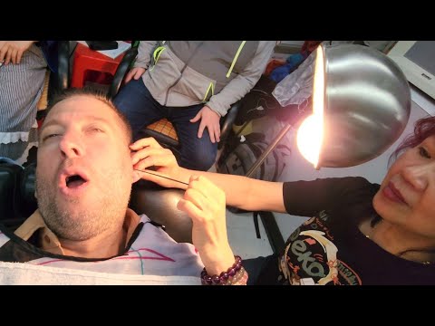 Видео: КИТАЙСКАЯ ОЧИСТКА УШЕЙ ЗА 10 ДОЛЛАРОВ, чистка ушей с Мэй в Чайнатауне, Нью-Йорк 🇺🇸