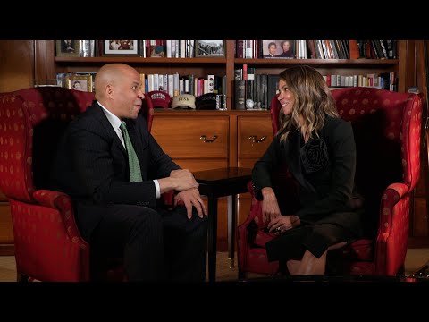 Видео: Кори Букер и Холли Берри обсуждают исследования менопаузы и еду как лекарство