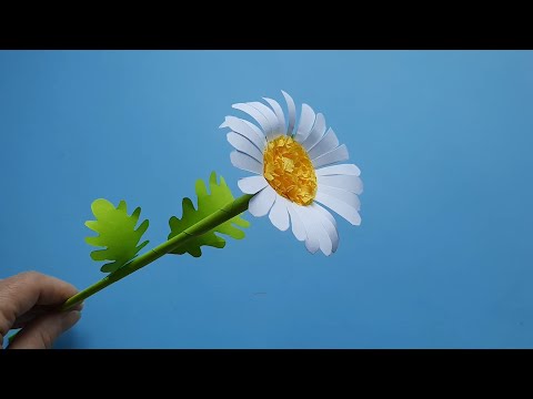 Видео: Как сделать ромашку из бумаги / Ромашка из бумаги / Цветы из бумаги / Как сделать цветы из бумаги