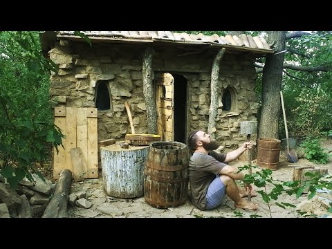 Видео: КАМЕННЫЙ ДОМ 13 | ЗАЛИВАЮ ГЛИНОБИТНЫЙ ПОЛ В КАМЕННОЙ ХИЖИНЕ | КАК СДЕЛАТЬ ПОЛ ИЗ ГЛИНЫ
