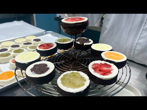 Видео: Популярный десерт в наши дни! 144-слойный фруктово-шоколадный пирог — корейская уличная еда