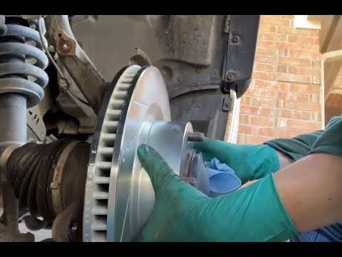 Видео: Toyota Tundra 2014 года (передние тормозные колодки и роторы) 112 000 миль