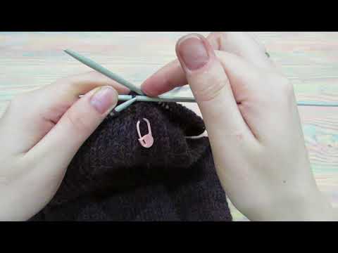 Видео: Закрываем макушку шапки из 4 клиньев