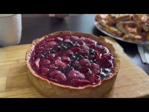 Видео: АРОМАТНО! ВКУСНО! СЕМЬЯ БУДЕТ ДОВОЛЬНА!ТИРОЛЬСКИЙ ПИРОГ С ЗАВАРНЫМ КРЕМОМ И ЯГОДАМИ! #семья #готовка