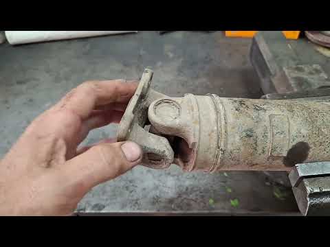 Видео: TOYOTA RAV4 замена крестовин кардана