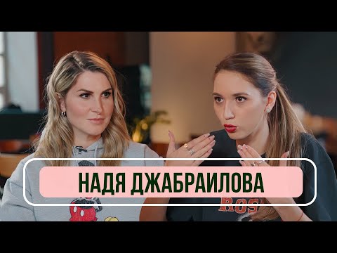 Видео: Надя Джабраилова — о женщинах в юморе, «Женском стендапе» и разводе