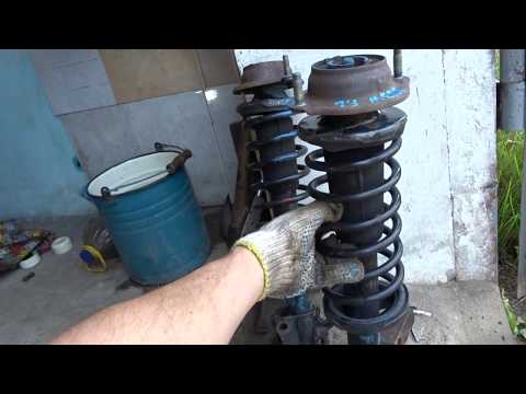 Видео: Замена передних стоек всборе с пружинами на Mazda Demio