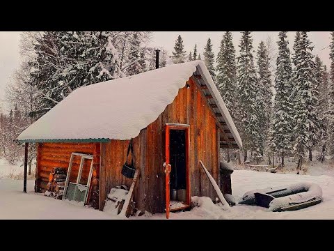 Видео: Один в тайге в лесной избушке! Первый лёд открыт! Клёв хариуса как из пулемёта!))