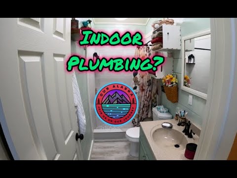 Видео: Установка полноценной ванной комнаты в крошечном доме Off Grid Alaska Homestead