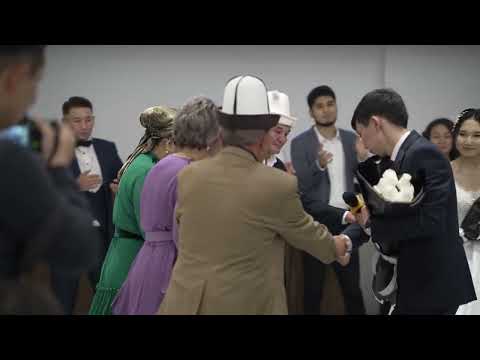 Видео: Балдары Ата-Энелерине тойлорунда ыр белек кылышты!