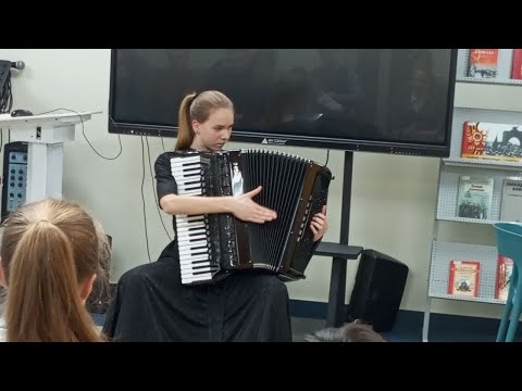 Видео: Золотарев Старинная сказка из Камерной сюиты."Ой при лужку, при лужке" в обр.Малыгина.🪗Даша Путниньш