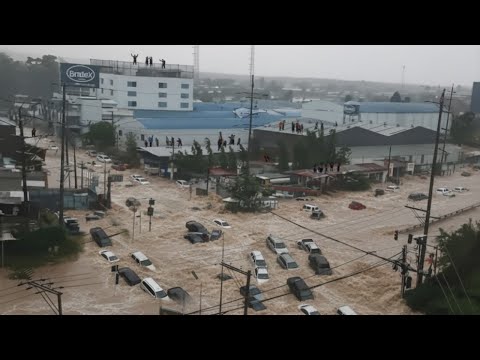 Видео: Супертайфун «Тино» обрушился на Филиппины: город Себу затоплен, автомобили и дома смыты водой