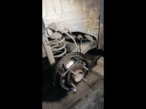 Видео: Замена задних тормозных колодок Митсубиси Кольт   Mitsubishi Colt