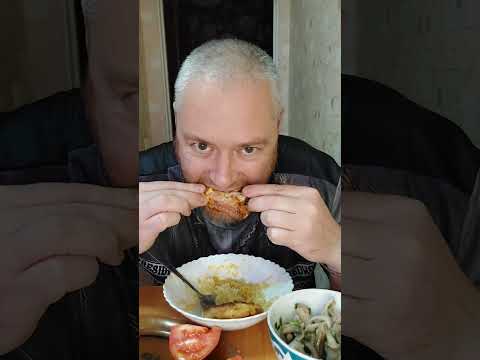 Видео: Варёные бантики и жареные куриные бедра с лесными грибами, рядовками. #мукбангнарусском 