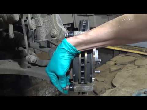 Видео: Suzuki Grand Vitara (2005-2008) - Ремонт суппорта. Suzuki Grand Vitara (2005-2008) - brake revision.