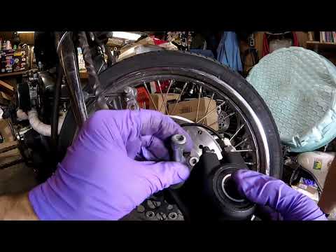 Видео: Замена подшипника шейки рулевой колонки и обойм. Нижний подшипник траверсы Harley на штоке Springer.