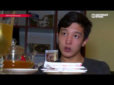 Видео: Юноша из Кыргызстана переводит песни на язык жестов и публикует в соцсетях