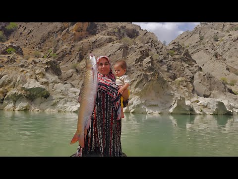Видео: Женщина-кочевница поймала 10-килограммовую рыбу в горной реке🎣🏞 | Кочевая жизнь в Иране🏔