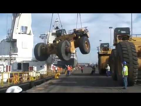 Видео: При погрузке трактора оборвались цепи и он упал на плавучий кран