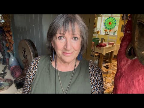 Видео: Язычница, отмечающая 70-летие в качестве друидессы в Ирландии