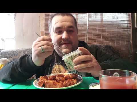 Видео: Обжор - крылышки баффало с булгуром, салат крабовый с морской капустой