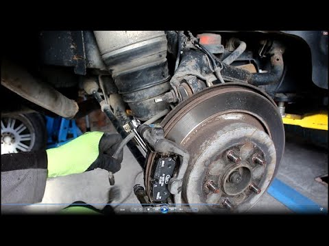 Видео: Замена задних тормозных колодок и пыльника суппорта на Land Rover Discovery 4  3,0 2009