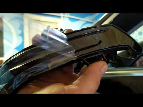 Видео: W221 Замена повторителя поворота в зеркале