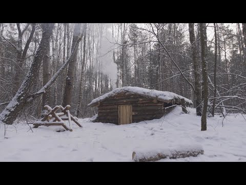 Видео: прятаться в огромной землянке во время снежной бури, ночевать в бушкрафтовом укрытии