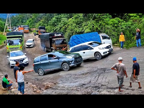 Видео: Испытание водителя: автомобиль испытывает трудности на плохой подъемной дороге