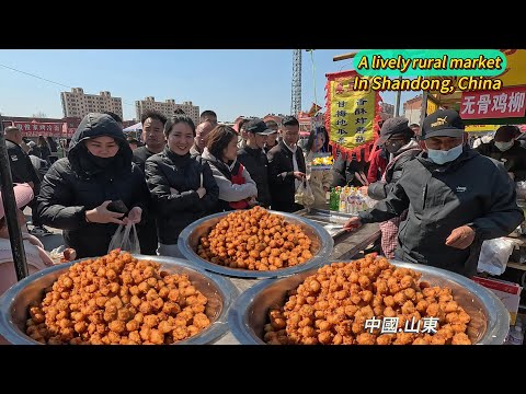 Видео: В Шаньдуне, Китай, огромный сельский рынок полон людей, покупающих редкие жареные булочки.