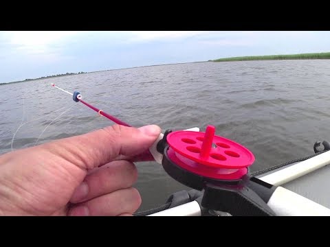 Видео: Ловля с лодки на Зимнюю Удочку\Окунь на Удочку \Судак на Дорожку\Рыбалка на ЖЕРЛИЦЫ из бутылок\