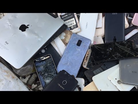 Видео: Нашли в помойке много сломанных телефонов | Восстановление разрушенного брошенного телефона